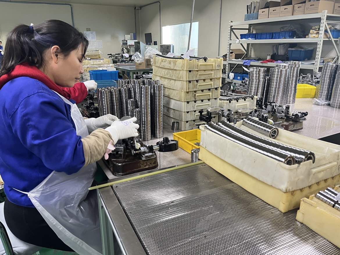 37年主軸軸承廠家告訴您：主軸結(jié)構(gòu)與密封對機床的影響有多大！